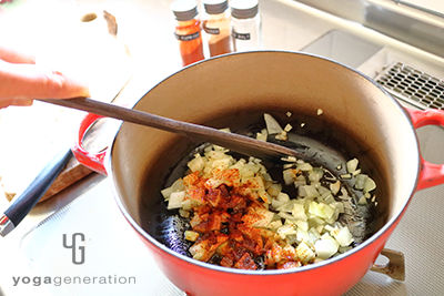 厚手の鍋で玉ねぎをスパイスを炒める