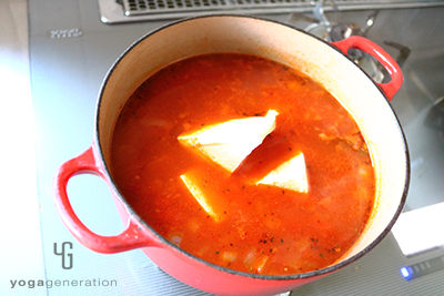 菜の花と手で割った豆腐を入れる