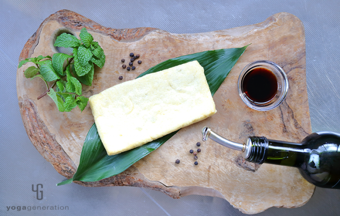 木製カットボードの上の材料