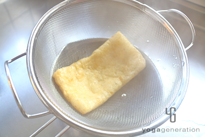 熱湯で油揚げの油抜きをする
