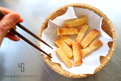 油揚げを切ってこんがり焼く