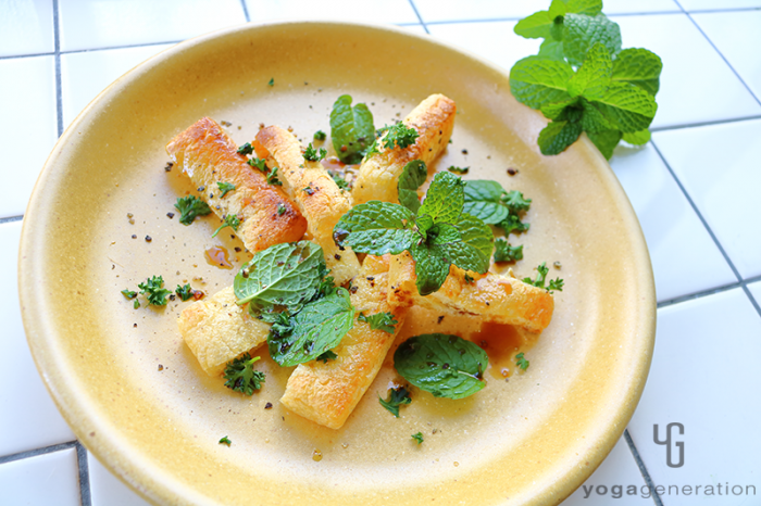 黄色い皿に盛り付けたサクッとお揚げと爽やかミントのバルサミコ・サラダ