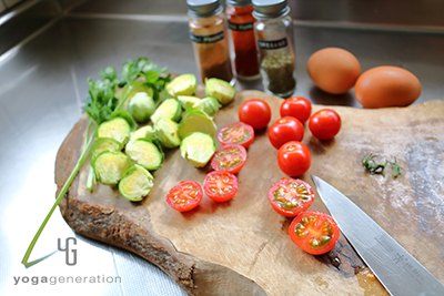 芽キャベツとトマトを切る