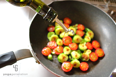 フライパンにトマトを加える