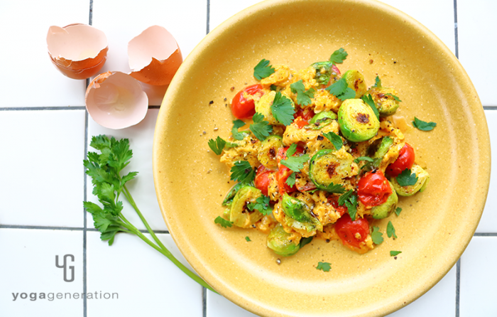 黄色の器に入った芽キャベツとトマト入りメキシカンなスクランブルエッグ