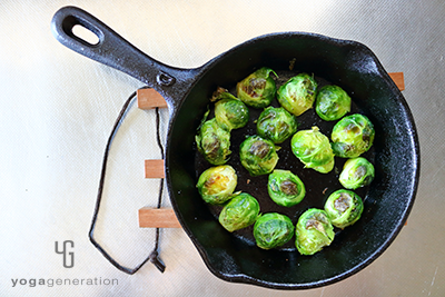 こんがり焼いた芽キャベツ