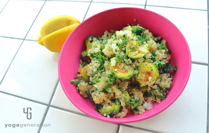 丸いピンクの器に盛り付けた芽キャベツとキヌアのスパイシー蜂蜜レモン・サラダ