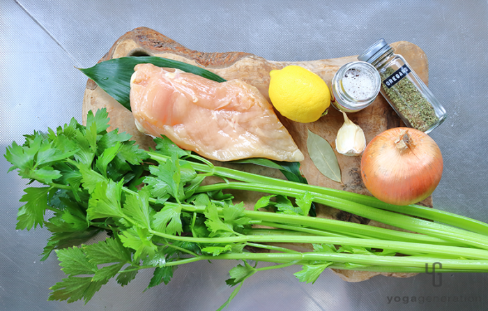 木製カットボードの上の材料