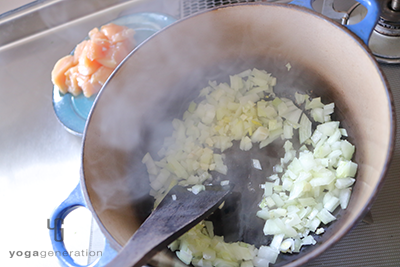 玉ねぎとニンニクを炒める