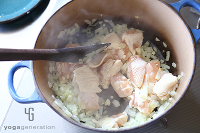 鶏肉を加えて味を調える