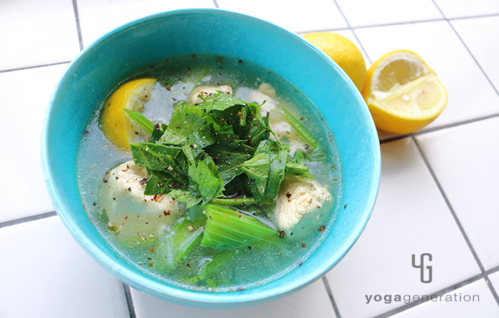 ターコイズの器に入ったセロリと鶏肉のガーリック・レモン・スープ