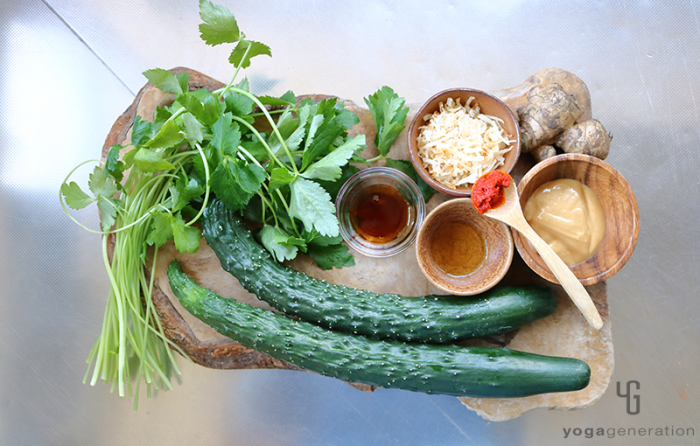 木製カットボードの上の材料