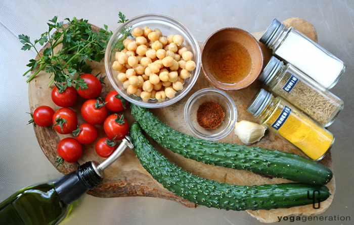 木製カットボードの上の材料