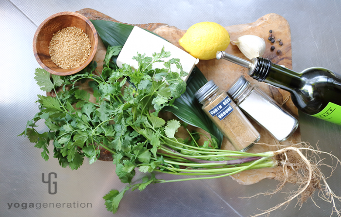 木製カットボードの上の材料