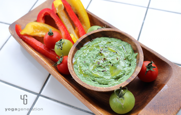 木の器に入れたパクチーとお豆腐のグリーンディップ