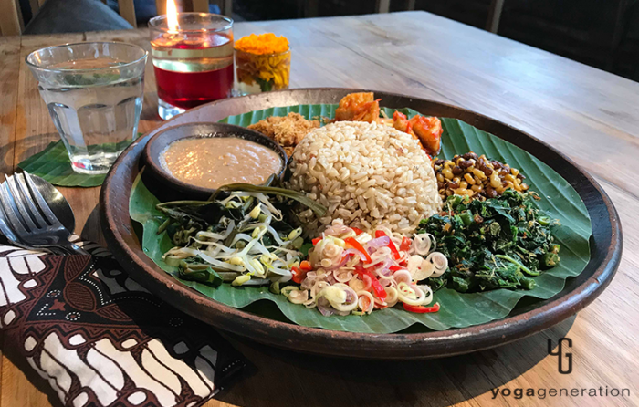 黒い皿に乗ったナシチャンプル