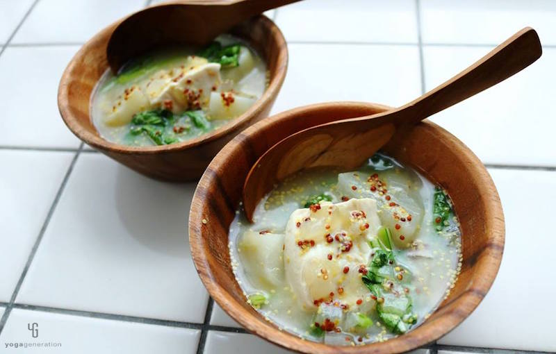 木製の器に入った蕪のスープ