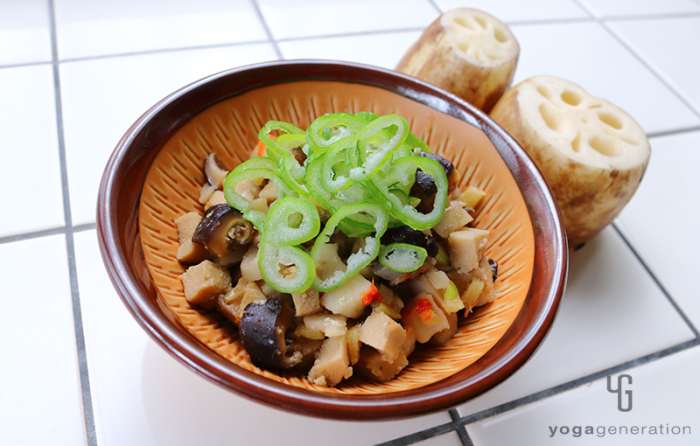 茶色の器に盛り付けたレンコンと高野豆腐のピリ辛味噌炒め