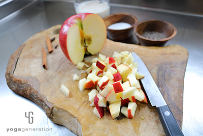リンゴを刻む