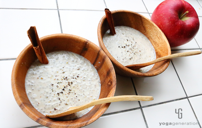 木の器に入ったリンゴとココナッツミルクのスパイシー・ソイラテ