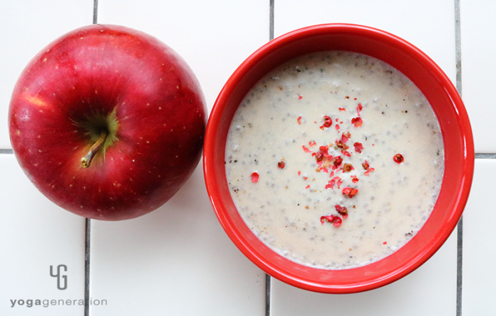 赤い器に入ったリンゴとココナッツミルクのスパイシー・ソイラテ