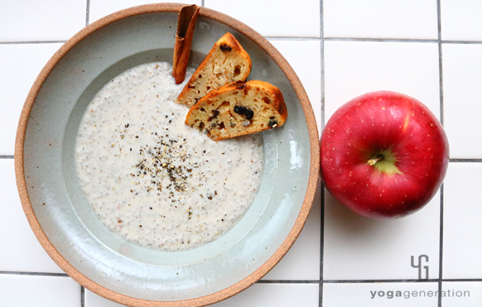 パンを添えたリンゴとココナッツミルクのスパイシー・ソイラテ