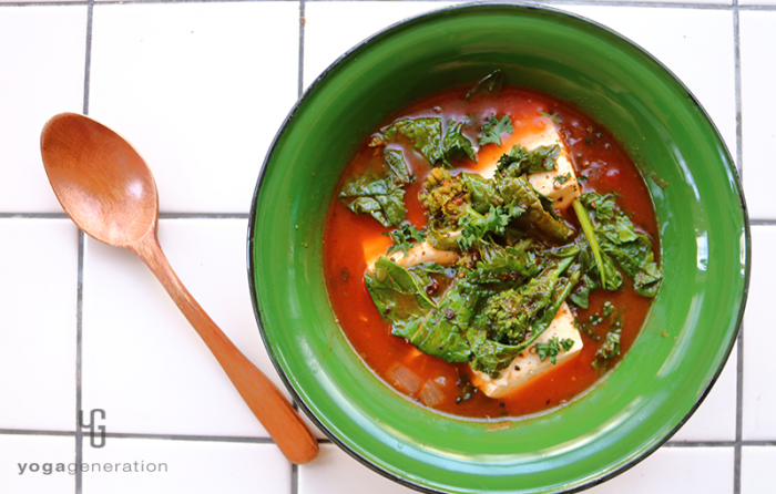 緑の器に入ったお豆腐と菜の花のメキシカン・トマトスープ