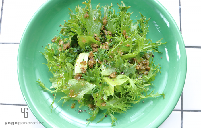 明るいグリーンの皿に盛り付けたグリーンオリーブとアンチョビのガーリックオイル・サラダ