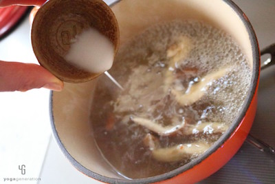 椎茸を茹でている鍋に水溶き片栗粉を入れる