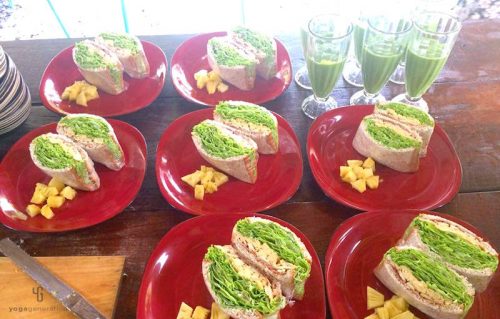 オーガニックなプレートランチとスムージー