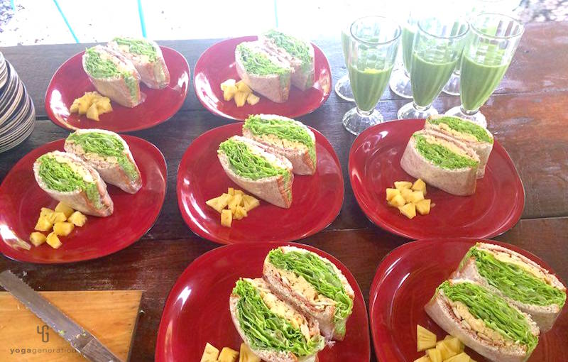 オーガニックなプレートランチとスムージー