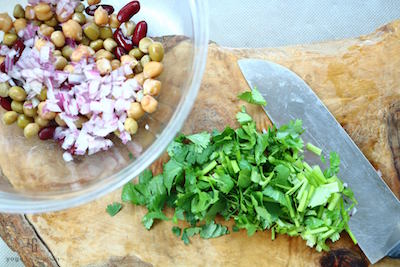 ざく切りにしたパクチーを玉ねぎとお豆に加える