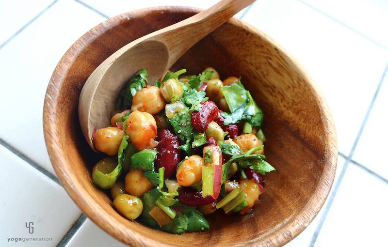 木の器にパクチーと豆のサラダ