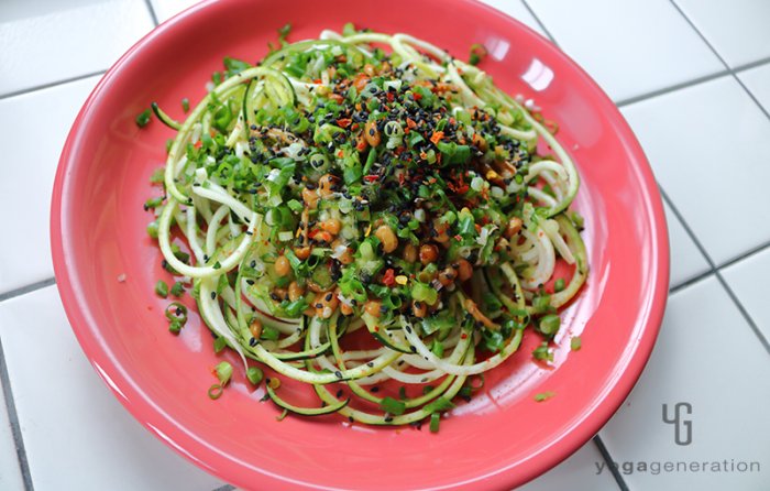 唐辛子を加えたナメコ納豆ソースでズッキーニ・ヌードル