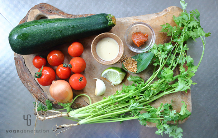 木製カットボードの上の材料