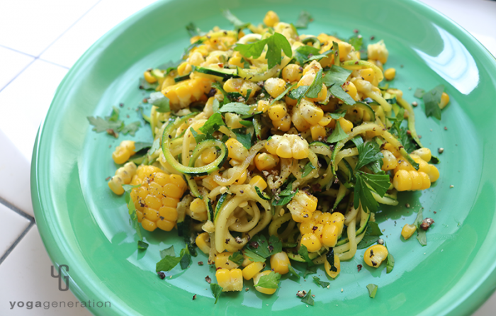 緑の器に盛り付けたズッキーニ・ヌードルのバター醤油炒め