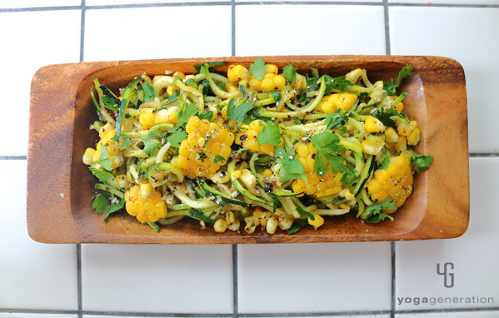 木の器に盛り付けたズッキーニ・ヌードルのバター醤油炒め