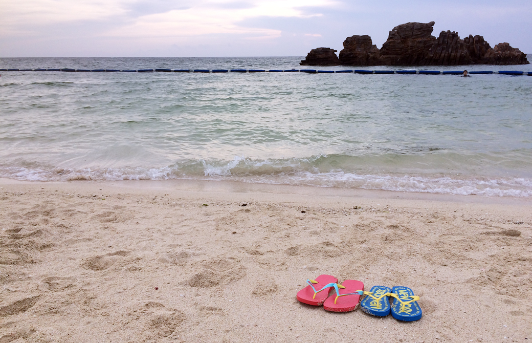 沖縄のアラハビーチでふたつのビーチサンダル