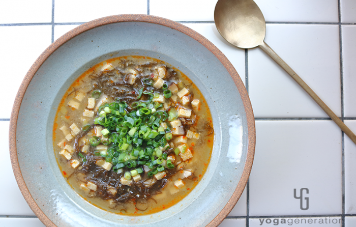 グレーのお皿に盛り付けた麻婆モズクスープ