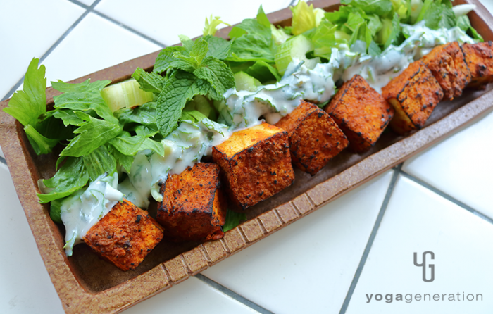 木のお皿に盛り付けたタンドリー厚揚げサラダ