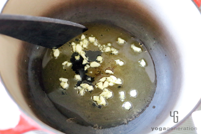 ニンニクを炒めて香りを出す