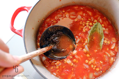 鍋にトマト缶やレンズ豆などを加えて煮る