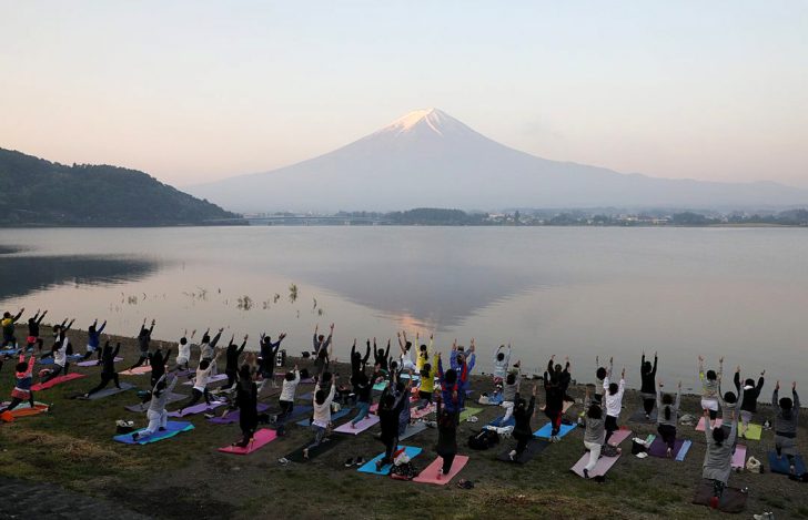 世界遺産yoga：河口湖で富士山を眺めながらの朝ヨガ風景