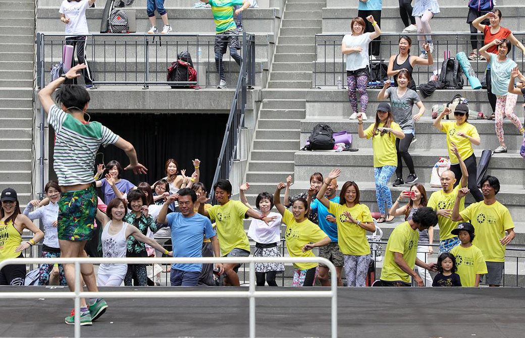 世界遺産yoga：ZUMBA®を楽しむ講師と参加者