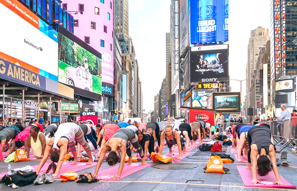 2016年タイムズスクエアの前で開催されたヨガイベントの様子