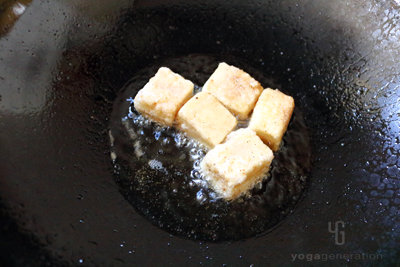 高野豆腐をココナッツオイルで揚げる