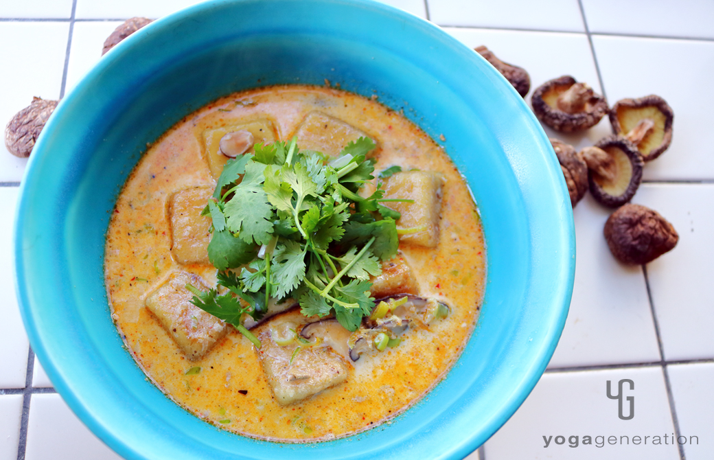 ターコイズの器に盛りつけた干しシイタケと揚げ高野豆腐のレッドカレー・スープ