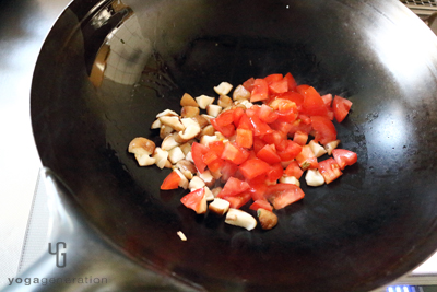 シイタケとトマトを炒める