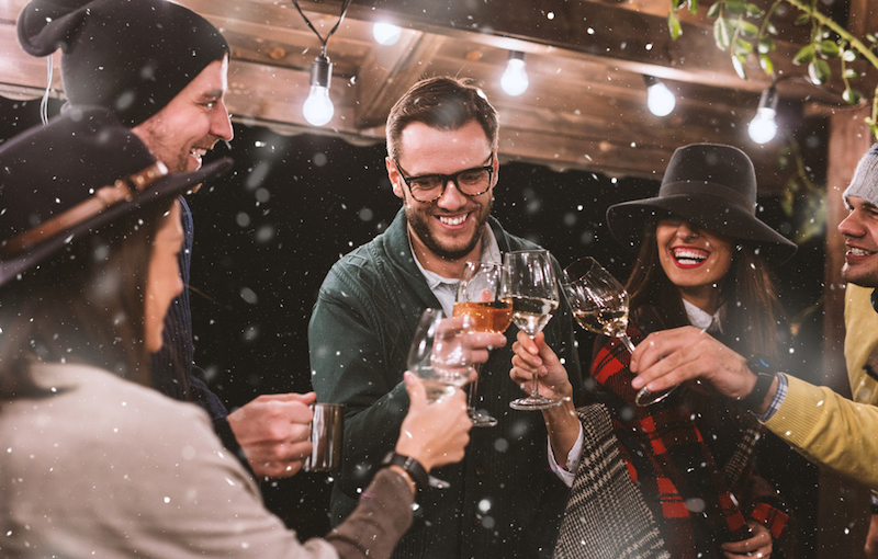 グラスを手に乾杯する男女