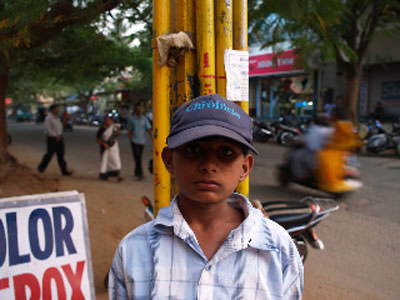 インドの路上に立つ少年